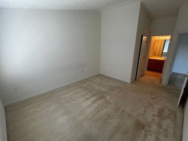 Building Photo - Clean Condo, Fantastic Location!