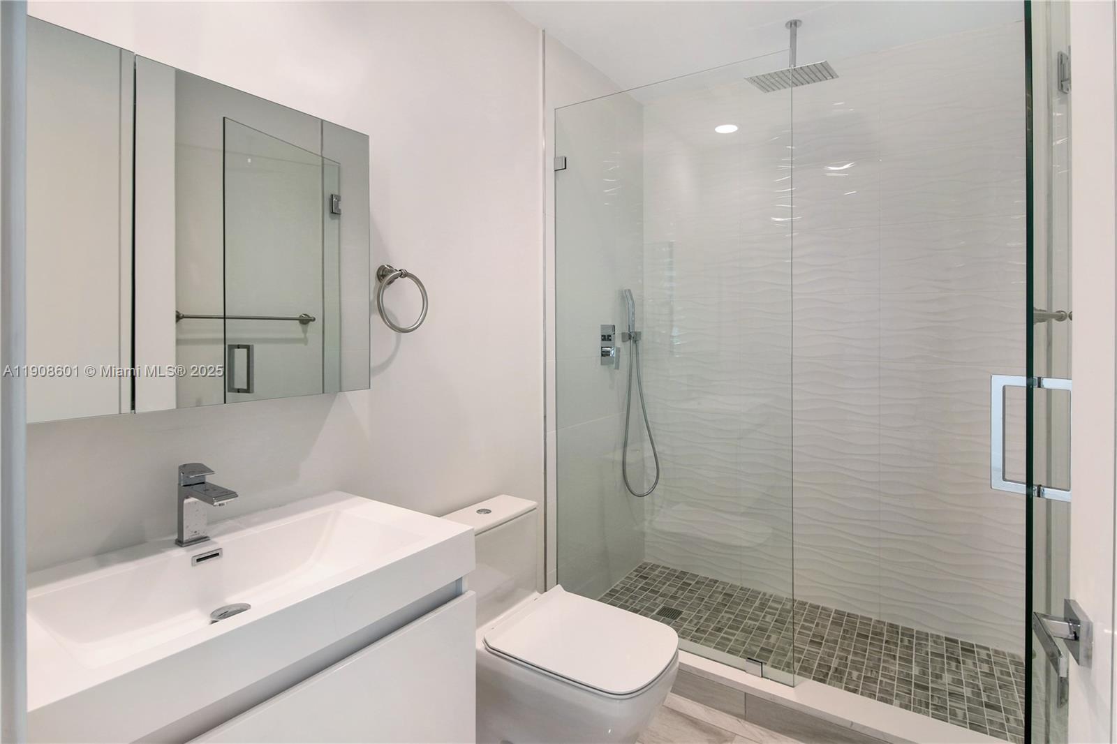 Building Photo - 14951 Royal Oaks Ln