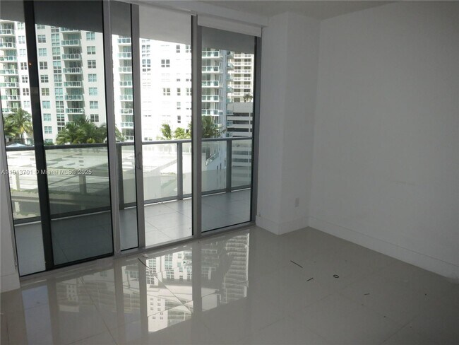 Building Photo - 1300 Brickell Bay Dr