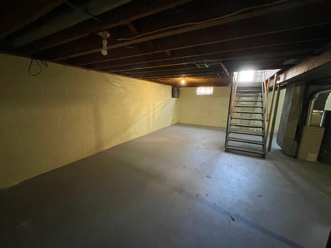 Building Photo - Two bedroom one bathroom apartment for rent