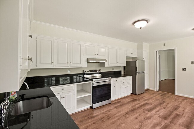 Building Photo - 3 Bed 3 Bath - Potomac Falls Rambler - 2 Car Garage