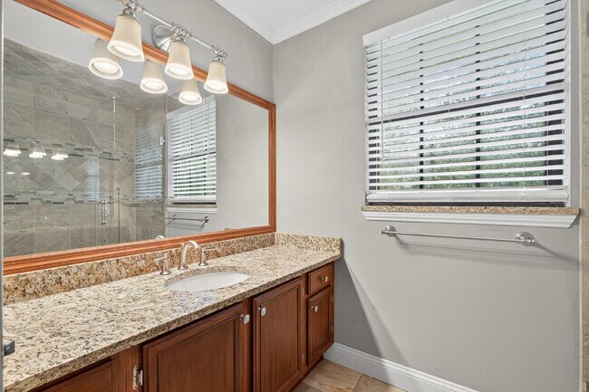 Building Photo - Spacious 3BR Home with Fireplace, Garage & Private Yard