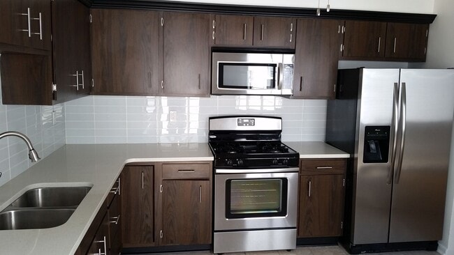 Building Photo - Southside Flats Recently Renovated 3 bedro...