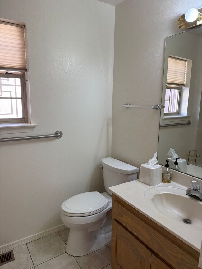 Building Photo - Desirable 3 Bed 2 Bath 2 Car Garage