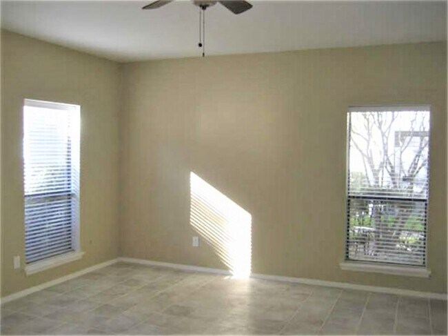 Building Photo - 2025 Augusta Dr