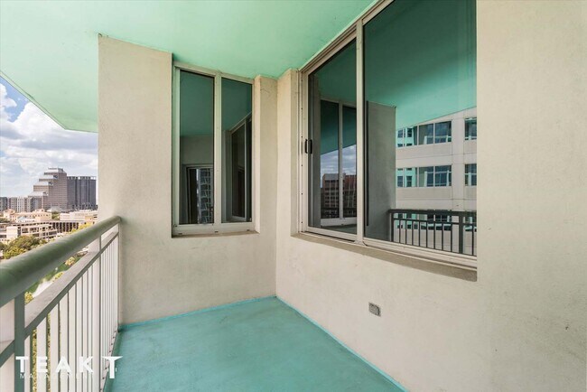 Building Photo - 322 E Central Blvd