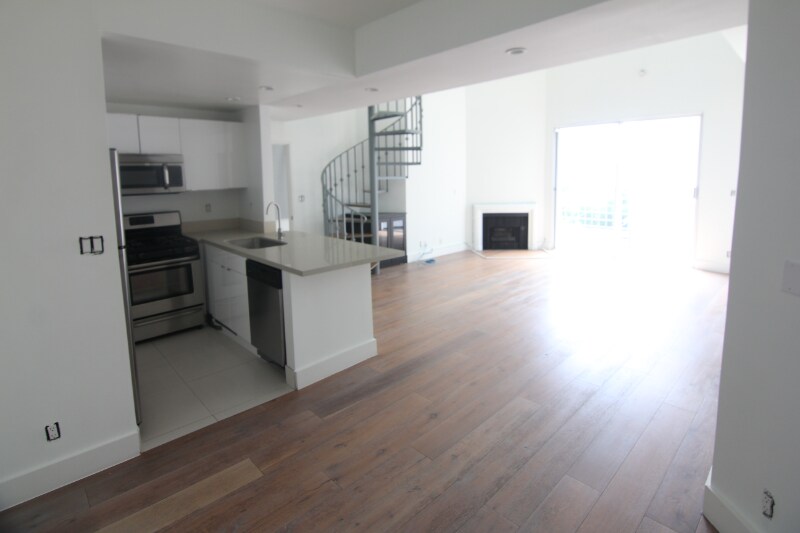 Primary Photo - 884 Palm Ave