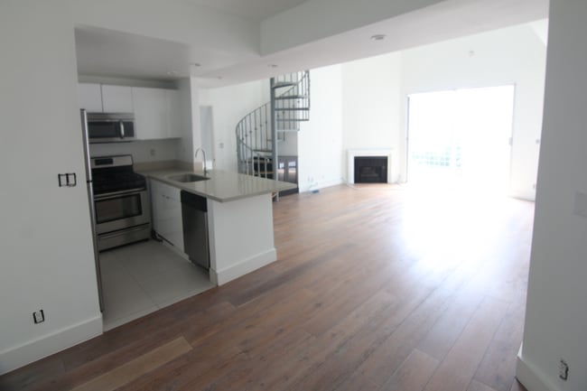 Building Photo - 884 Palm Ave