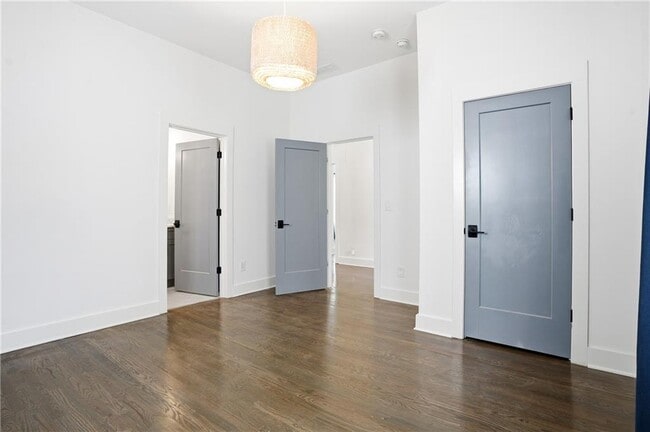 Building Photo - 1025 Oak St SW