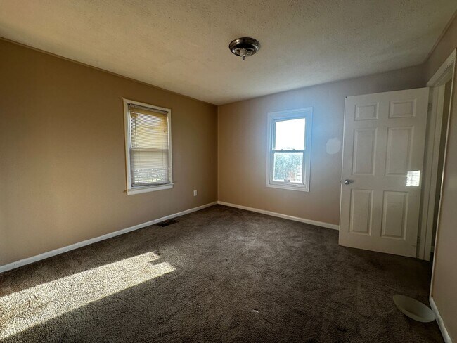 Building Photo - Two Bedroom-One Bath for rent in Morristown