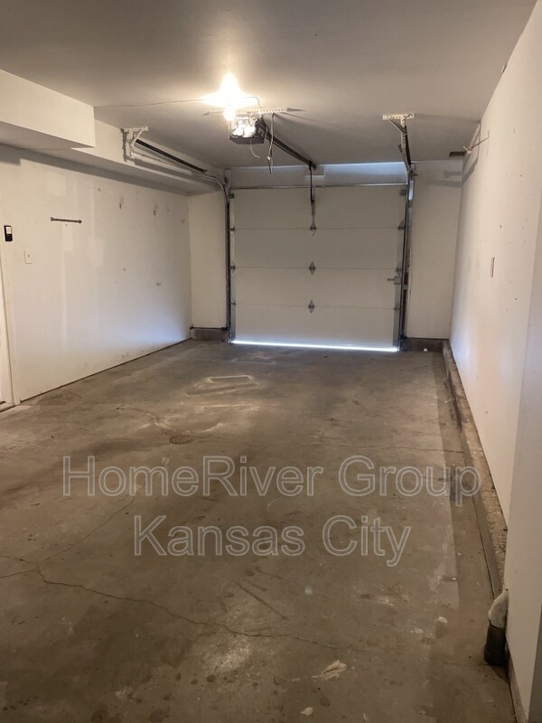 Building Photo - 418 N Prairie St