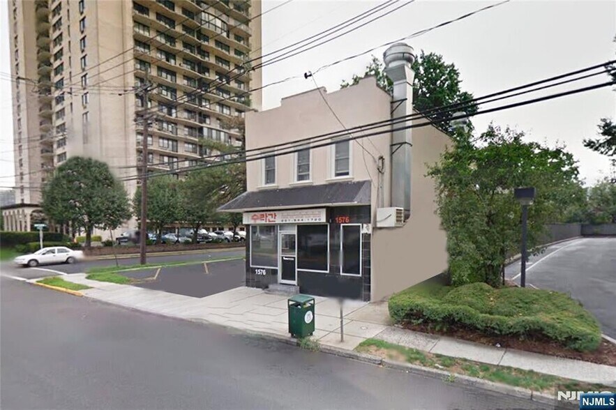 Building Photo - 1576 Anderson Ave