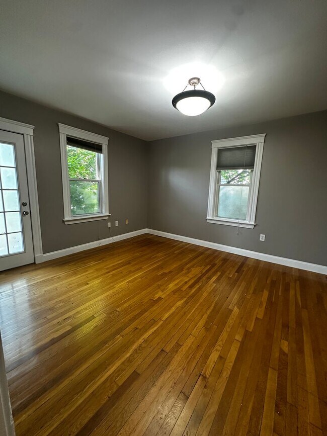 Building Photo - Spacious 3 Bed 2 Bath Apartment With Garag...