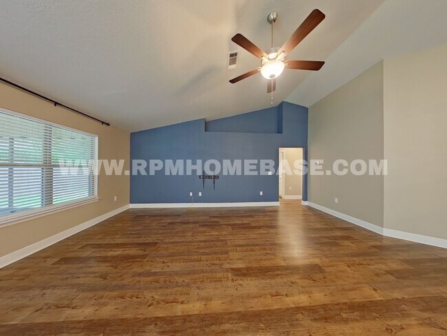Building Photo - 5820 Crestlake Dr