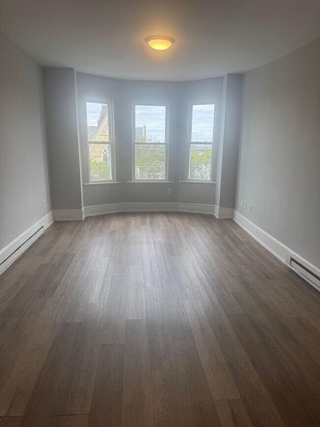 Building Photo - Recently Renovated 1 Bedroom Apartment -- ...
