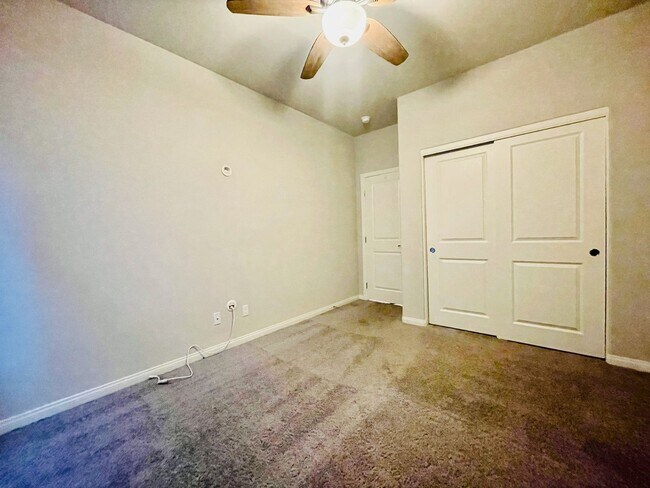 Building Photo - Newer 5 Bd, 3 Bth, Bonus Room, Open Floor ...