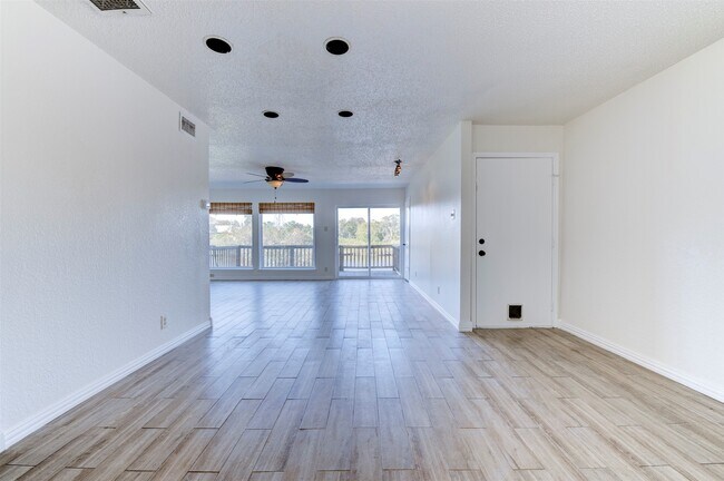 Building Photo - 2137 Casa Rio Cir