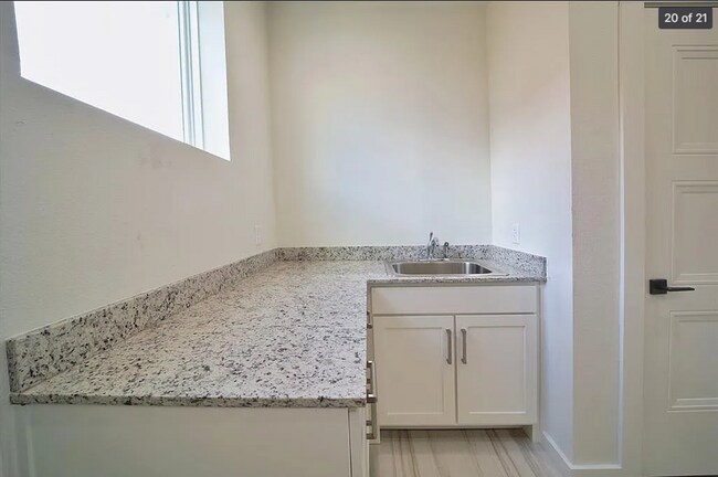 Building Photo - 313 College Ave