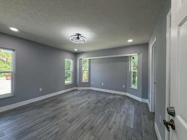 Building Photo - "Charming 3-Bedroom Retreat with 2 Full Baths on Aurora St NW!"