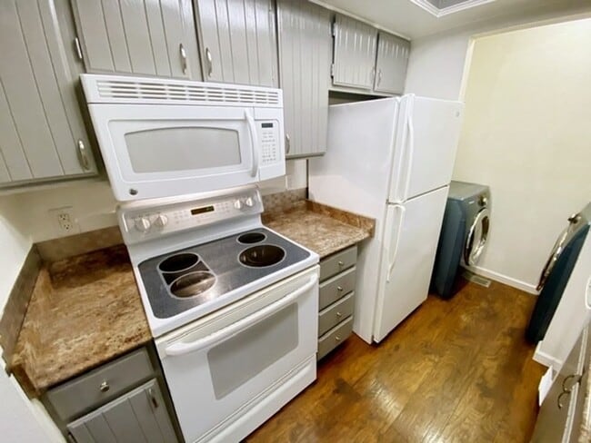 Building Photo - South Anchorage Condo with Balcony, Garage...