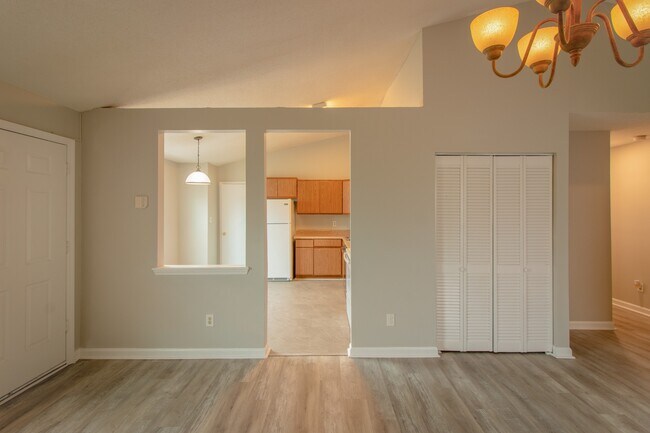 Building Photo - 2801 Ridgecrest Dr