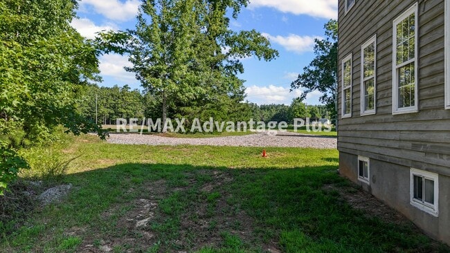 Building Photo - Picturesque 3-Bedroom Home with Cathedral ...