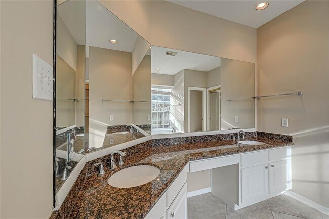 Building Photo - 910 Chinni Ct