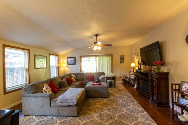 Building Photo - MODERN COMFORT & OPEN LAYOUT 3 BEDROOM SIN...