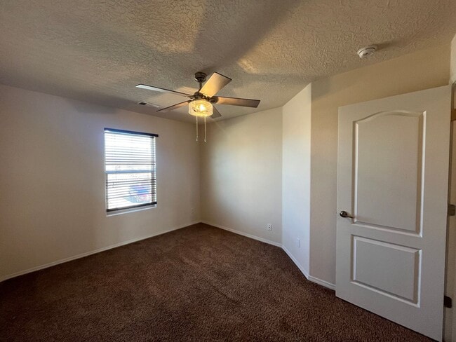 Building Photo - Roomy 3 Bedroom 2 Bathroom Home In Los Lunas!