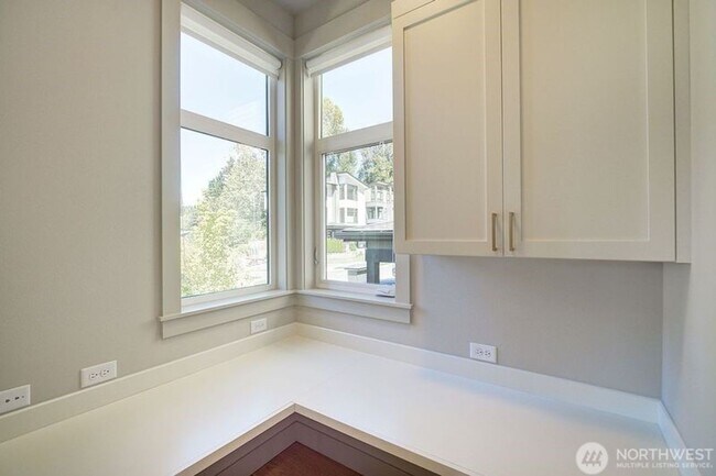 Building Photo - 4Bd/3.25Ba Issaquah House