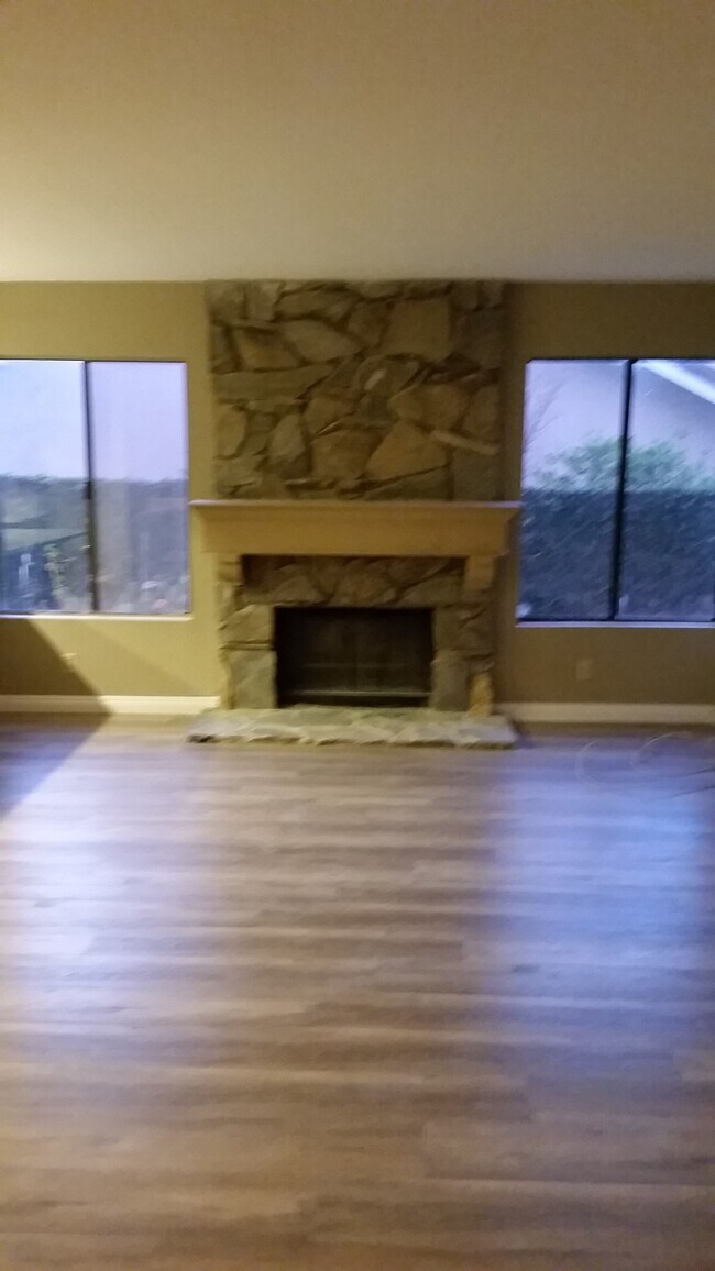 Building Photo - 16268 Glencove Dr