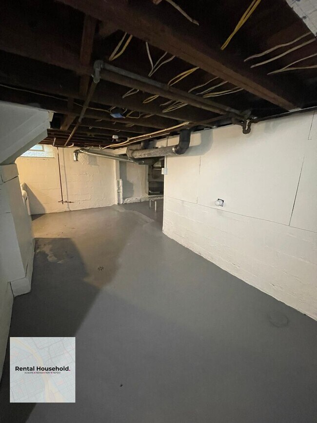 Building Photo - 24 E Alexis Ave