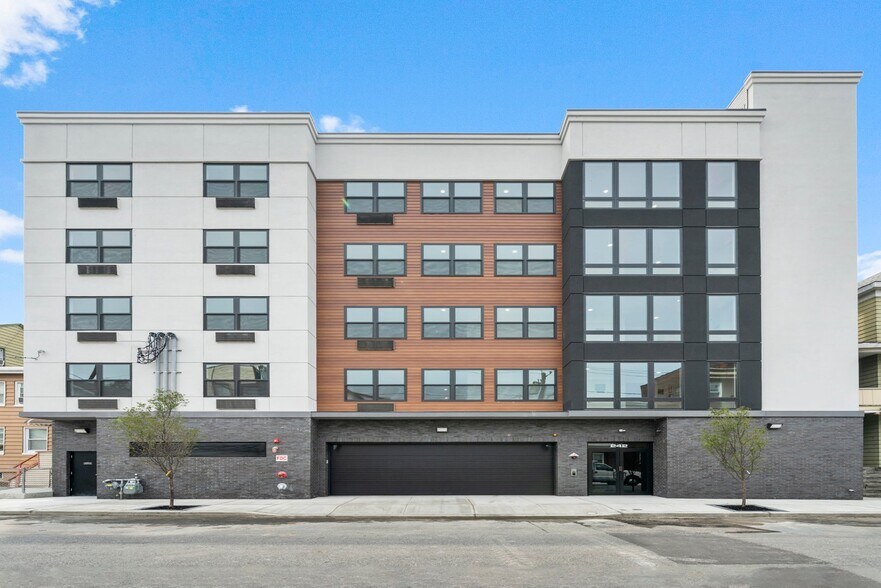 Building Photo - 242 Spring St