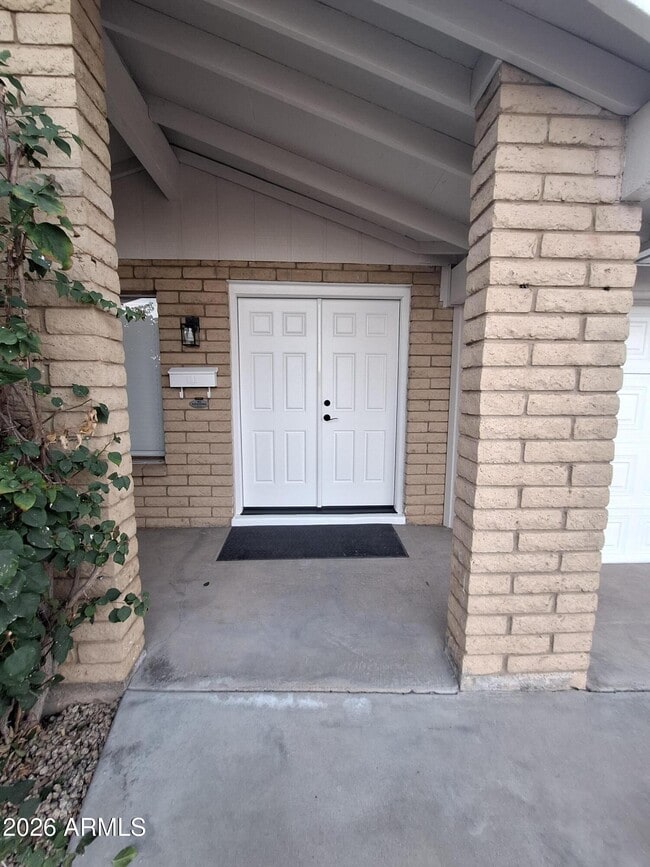 Building Photo - 2839 E Altadena Ave