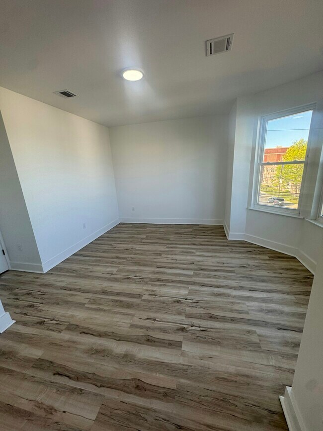 Building Photo - 263 Littleton Ave