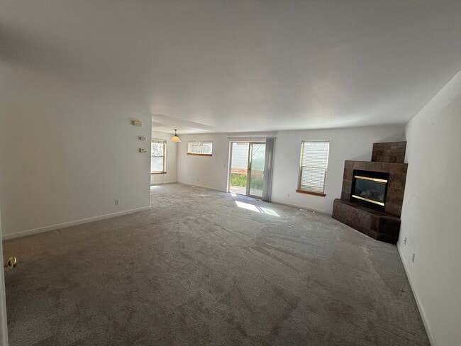 Building Photo - 2 Bed/2 Bath Apartment Located Near OSU/COCC Campus - Attached Garage
