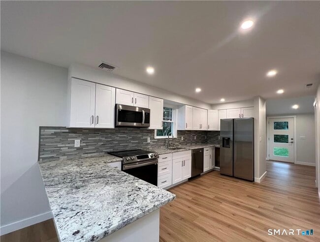 Building Photo - 429 Round Hill Rd