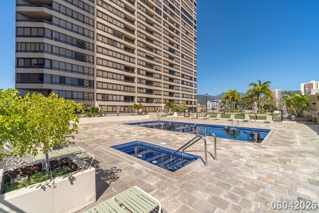 Building Photo - Luxury High-Rise Living on the 38th Floor
