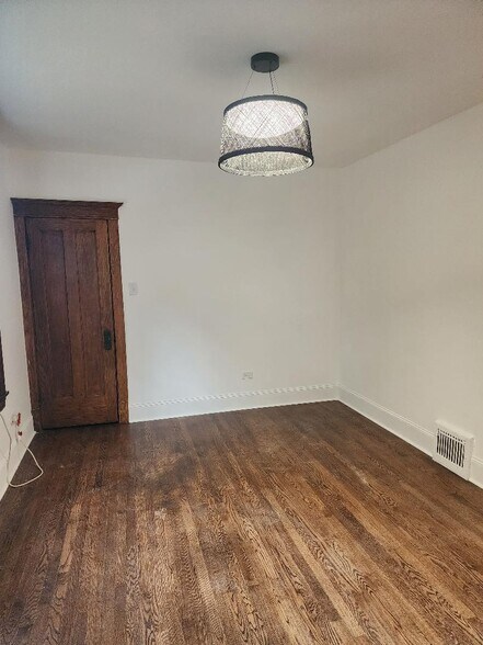 Building Photo - 2507 W Belle Plaine Ave