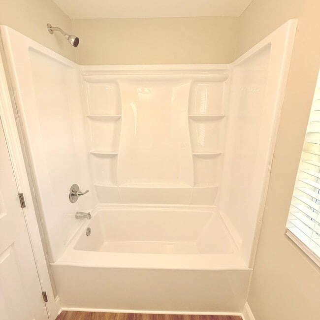 Building Photo - Oak Ridge - 3 bedroom 2 bath Duplex - call...