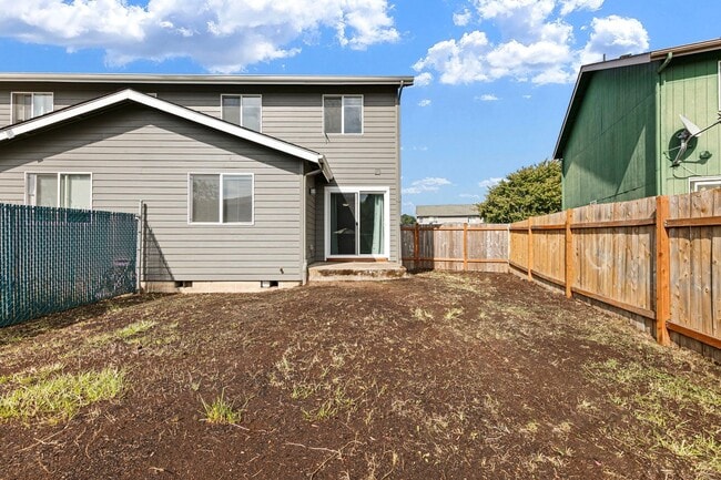 Building Photo - Fantastic 3-Bedroom, 1.5-Bath Duplex With landscaping Included!