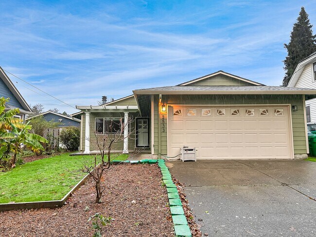 Building Photo - Coming soon! Remodeled 3-bdr/2-bath Overlook ranch w/ fireplace, excellent location