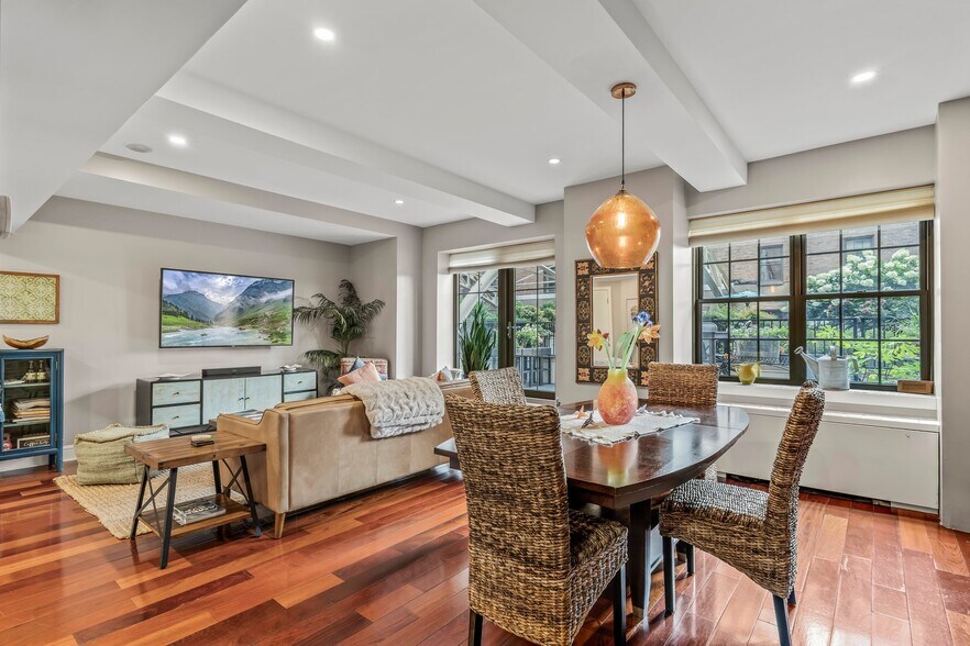 Building Photo - 225 S 18th St