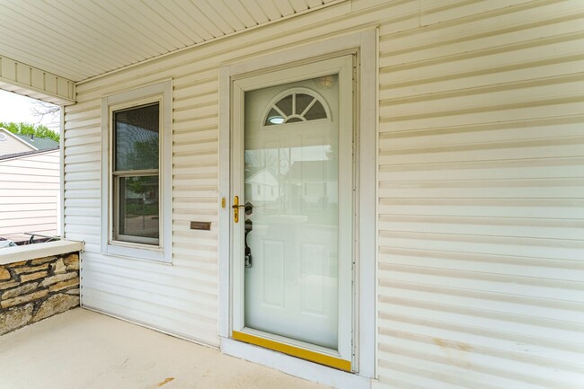 Building Photo - Remodeled 2 bedroom with off street parkin...