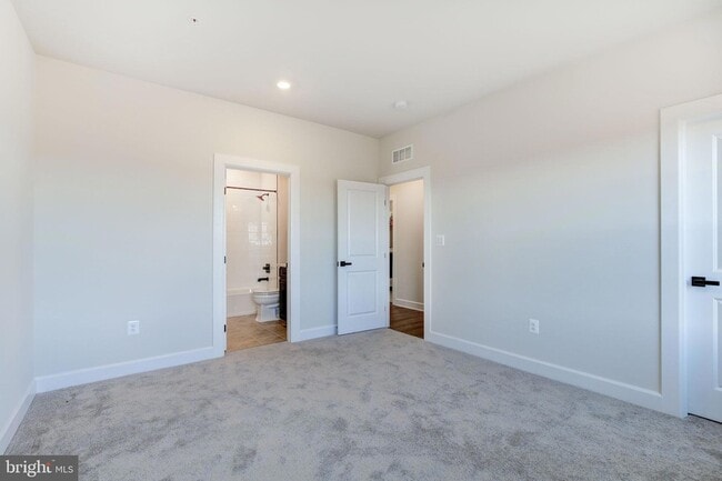 Building Photo - 6547 Clubhouse Dr