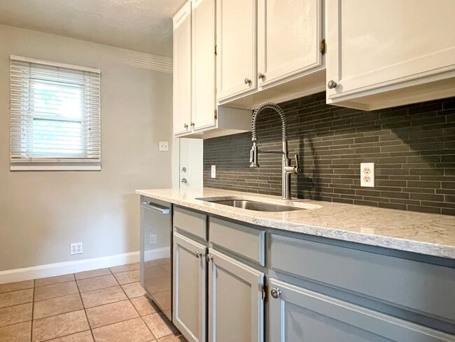 Building Photo - Darling Updated Cottage Near Liberty Park!