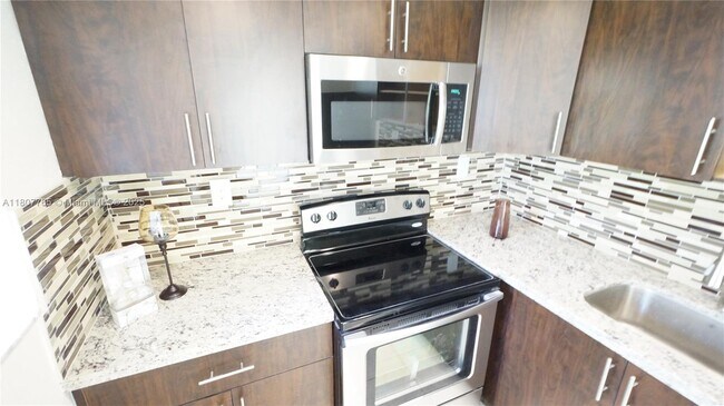 Primary Photo - 9180 Fontainebleau Blvd