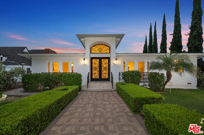 Primary Photo - 465 N Kilkea Dr