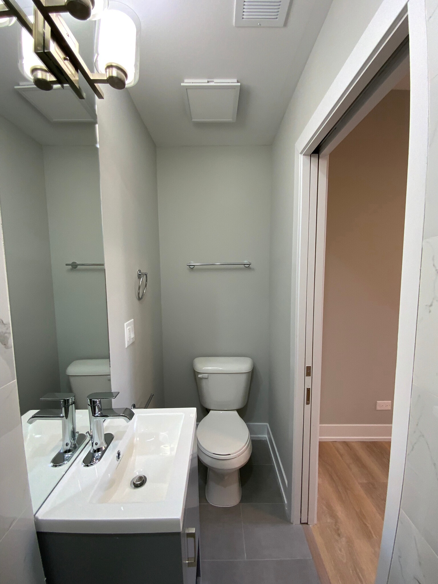 Building Photo - 423 W Belden Ave