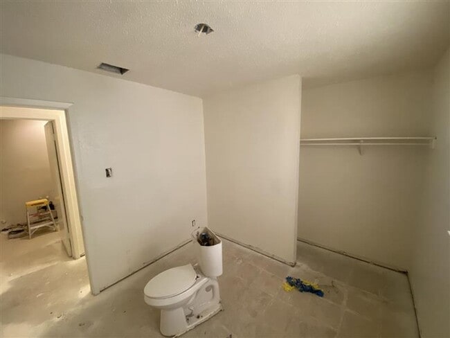 Building Photo - Cute 3/2 duplex with a garage